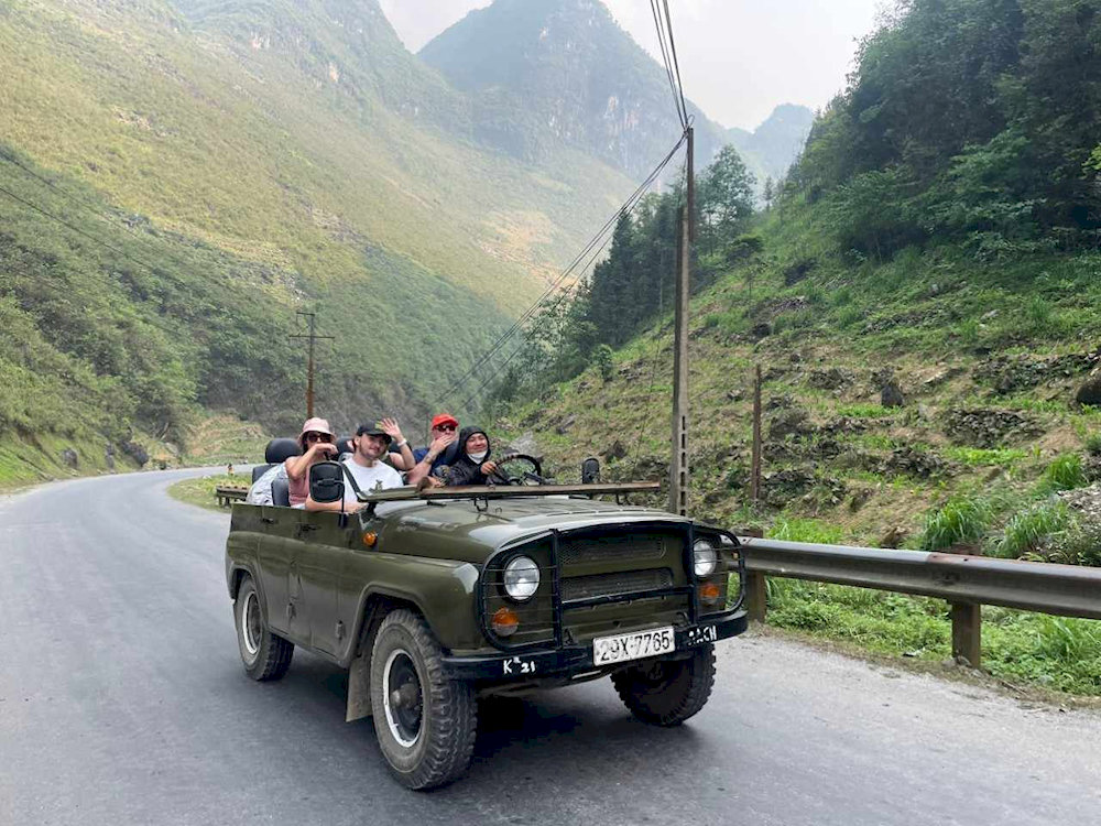 There are several ways to reach Ma Pi Leng Pass